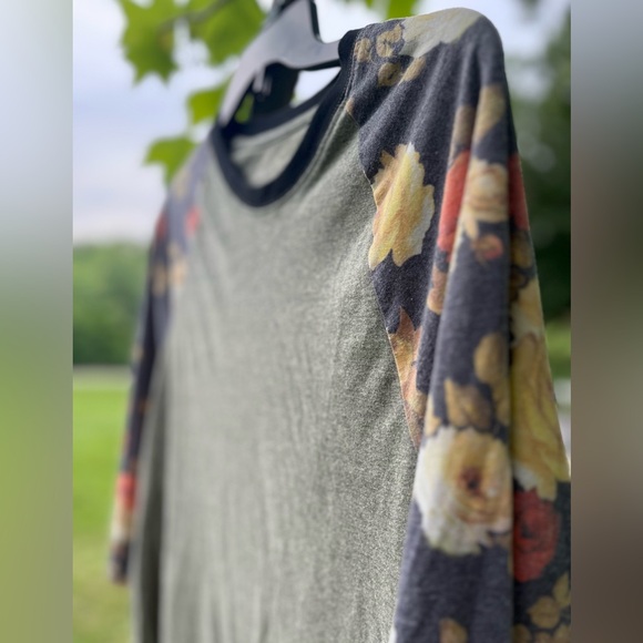 BDG Regular Fit M Crewneck LongSleeve Tee Flowered Sleeves, Soft Green Heather - Picture 3 of 9